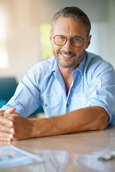 Bello uomo con gli occhiali su — Foto Stock