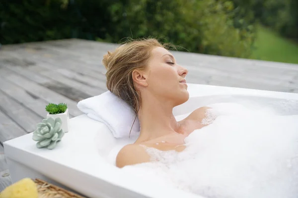 Frau entspannt sich in Badewanne im Freien — Stockfoto