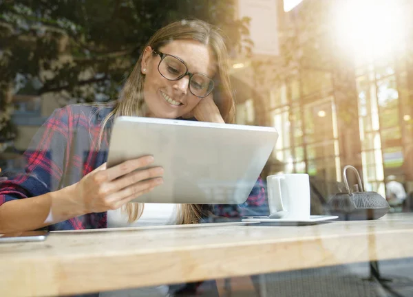 Dijital tablet ile bağlı kız