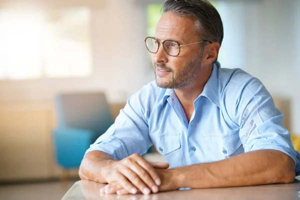 Hombre guapo con anteojos puestos — Foto de Stock