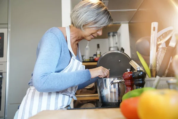 Senior Vrouw Huis Keuken Koken Voor Diner — Stockfoto