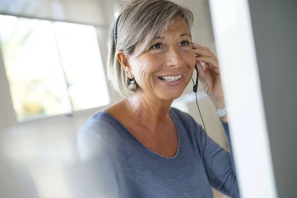 Senior sales vertegenwoordiger werken — Stockfoto