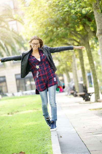 Trendy kız parapetin üzerinde yürüme