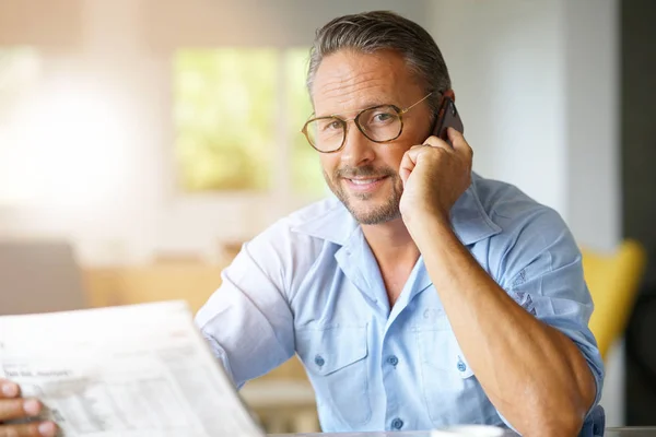 Mann mit Brille liest Zeitung — Stockfoto