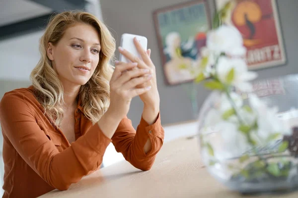 스마트폰 사용 하는 금발 여자 — 스톡 사진