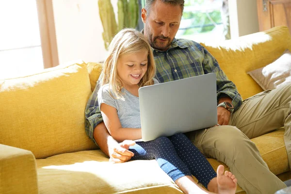 Papa met weinig meisje met laptop — Stockfoto