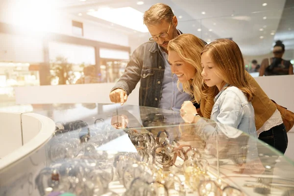 Famiglia nel centro commerciale — Foto Stock