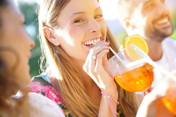 Fidanzate divertirsi alla festa estiva — Foto Stock