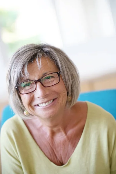 Seniorin mit Brille aufgesetzt — Stockfoto