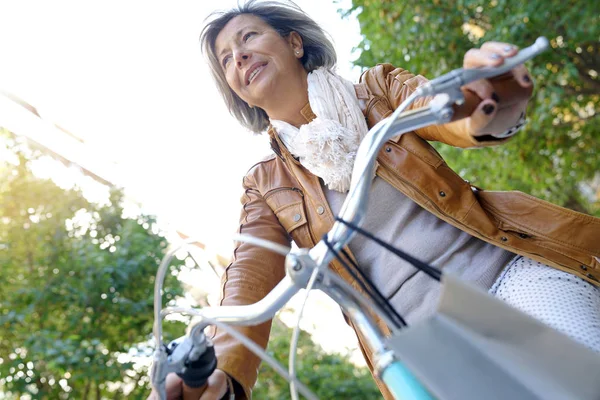 Mujer mayor montar bicicleta de la ciudad —  Fotos de Stock