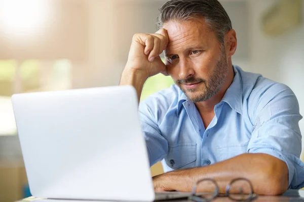 Volwassen man aan het werk op laptop — Stockfoto