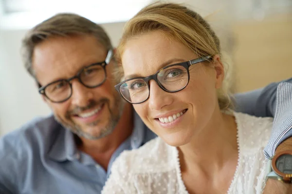 Äldre par med glasögon — Stockfoto