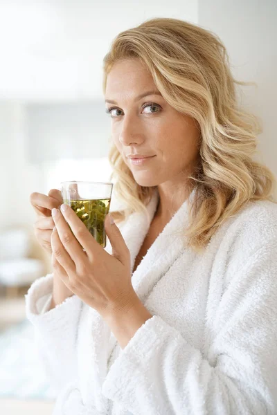 Vrouw in badjas drinken van de infusie — Stockfoto