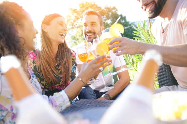 Amis acclamant avec des cocktails d'été — Photo