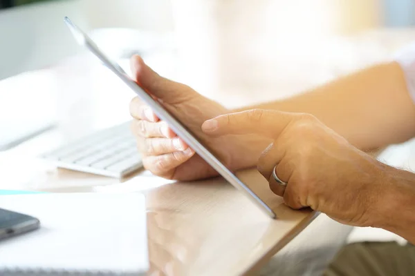 Närbild Digitala Tablett Används Affärsman — Stockfoto