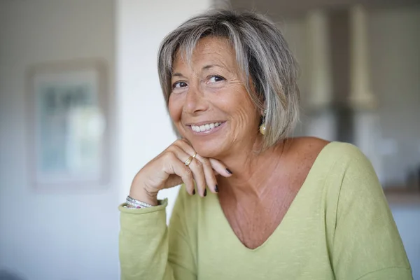 Sorridente donna anziana a casa — Foto Stock