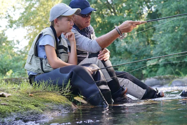 Far och son att ha en fridfull tid fiske — Stockfoto