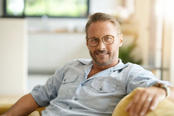 Man with eyeglasses relaxing — Stock Photo, Image