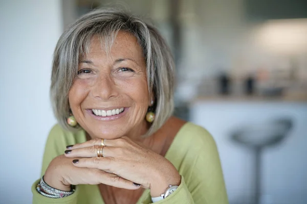 Femme âgée souriante à la maison — Photo