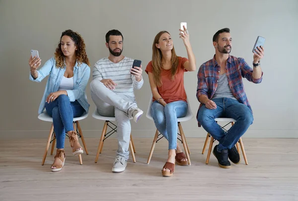 Jóvenes Con Smartphones Busca Conexión —  Fotos de Stock