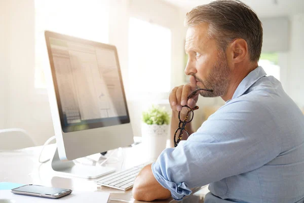 Älterer Mann arbeitet von zu Hause aus — Stockfoto