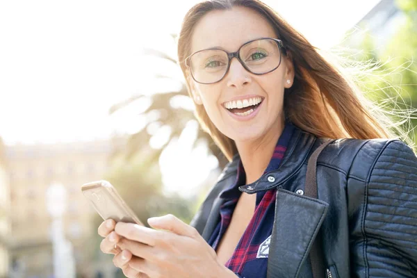  smartphone kullanarak kasabanın kızı