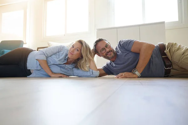 Mature couple pose — Photo