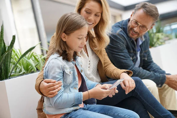 Familia Día Compras Centro Comercial Sentado Banco Público — Foto de Stock