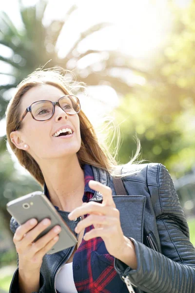 Girl in town using smartphone — Stock Photo, Image