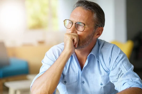 Pohledný muž s brýlemi na — Stock fotografie