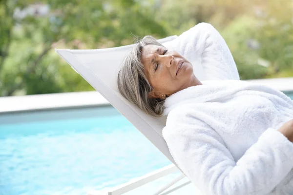 Seniorin im langen Stuhl entspannt sich — Stockfoto