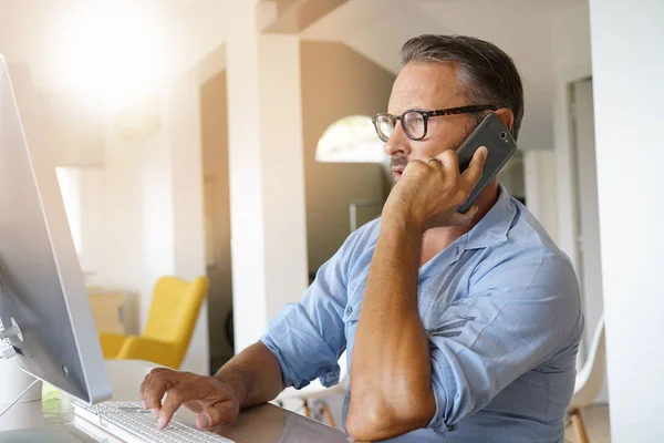 Homme Affaires Bureau Domicile Parlant Téléphone — Photo