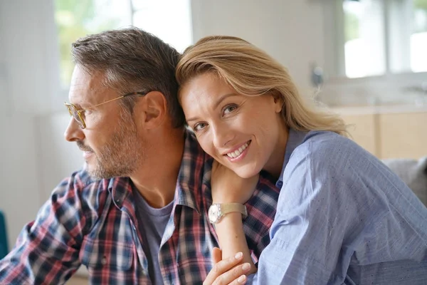 Casal relaxante em casa — Fotografia de Stock