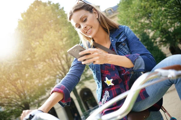 Menina usando smartphone — Fotografia de Stock