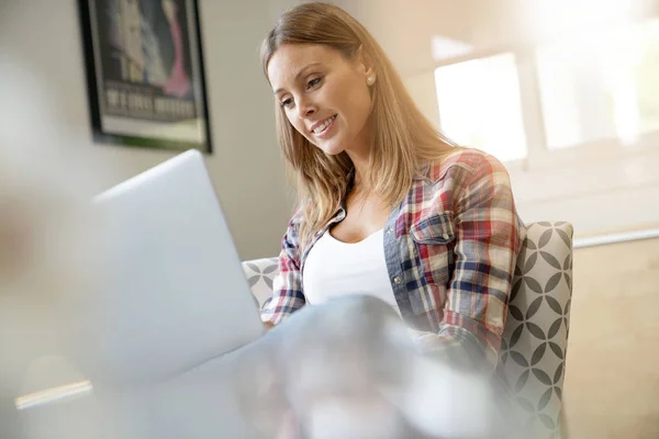 Kvinna som använder laptop hemma — Stockfoto