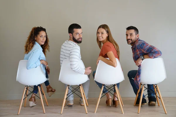 Grupo de jovens sentados — Fotografia de Stock