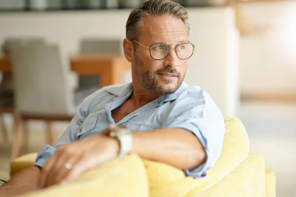 Mannen med glasögon avkopplande — Stockfoto