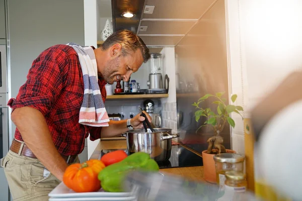 Άνθρωπος Στην Κουζίνα Στο Σπίτι Προετοιμασία Πιάτο Ζυμαρικών — Φωτογραφία Αρχείου