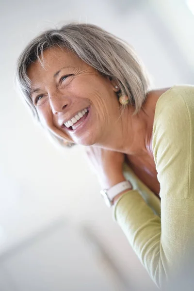 Retrato de mujer mayor alegre — Foto de Stock