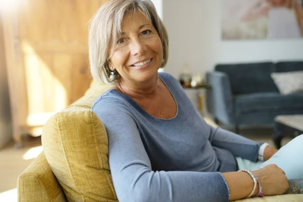 Mulher idosa sorridente — Fotografia de Stock