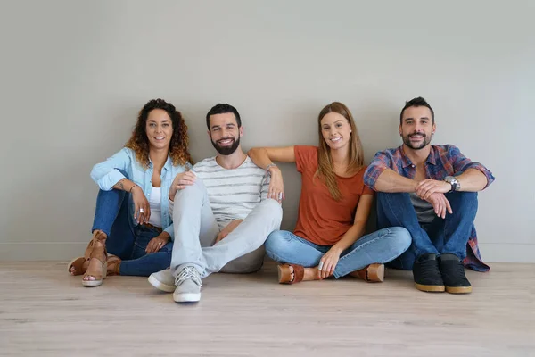 Amigos sentados no chão — Fotografia de Stock