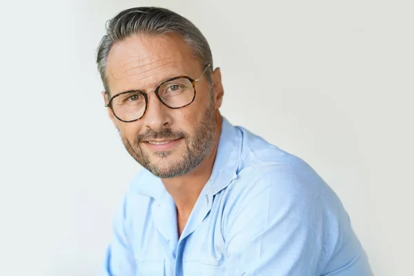 Portret Van Een Volwassen Man Met Bril Blauw Shirt Geïsoleerd — Stockfoto