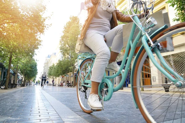 Anziano donna equitazione city bike — Foto Stock