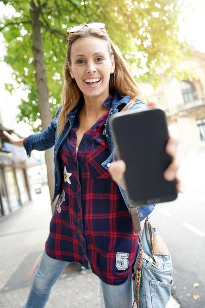 Mädchen zeigt Smartphone — Stockfoto