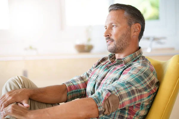 evde rahatlatıcı yakışıklı olgun adam