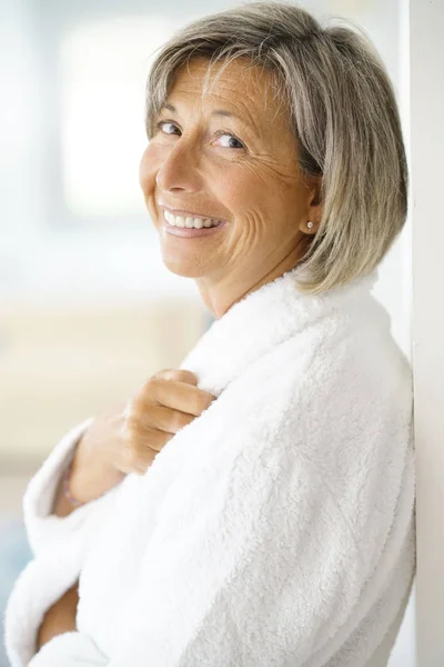 年配の女性のバスローブ — ストック写真