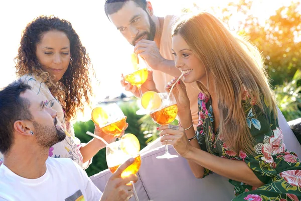 Vrienden gejuich omhoog met dranken — Stockfoto