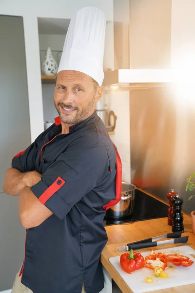 Retrato de chef em pé uniforme — Fotografia de Stock