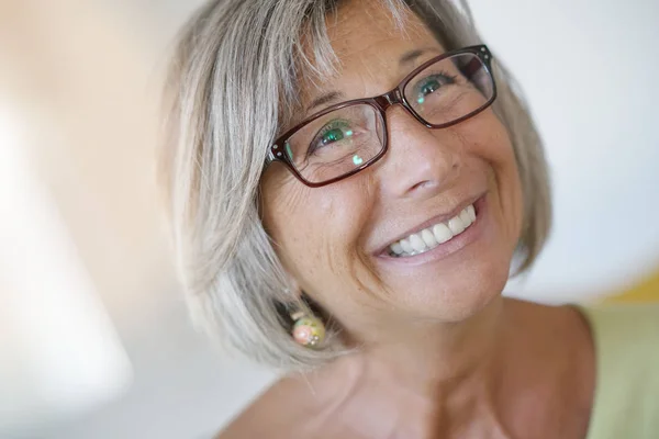Seniorin mit Brille aufgesetzt — Stockfoto