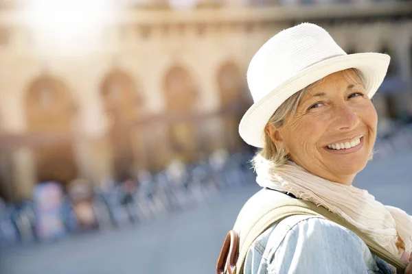 Mujer mayor con mochila — Foto de Stock